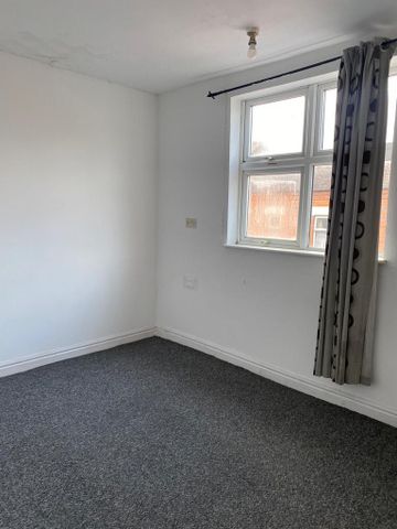 4 bedroom flat to rent - Photo 2