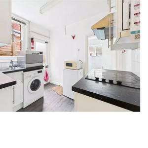 1 bedroom in a house share to rent - Photo 3
