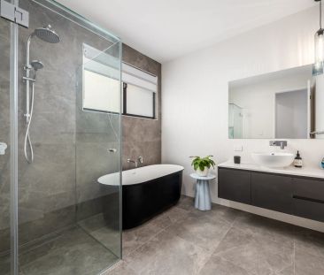 LUXURY WATERFRONT LIVING ON COOLUM PARADE Contact Julie Sykes 0438 ... - Photo 4