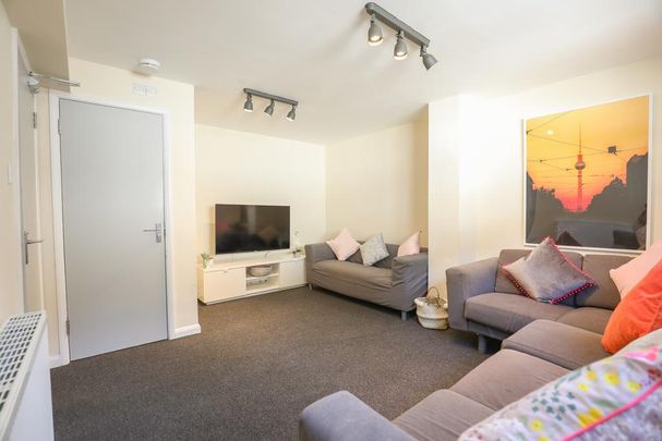 9 bedroom house of multiple occupation to rent - Photo 1