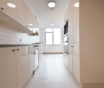 SPECTACULAR TWO BEDROOM APARTMENT WITH HARBOUR VIEWS & DOUBLE PARKING - Photo 5