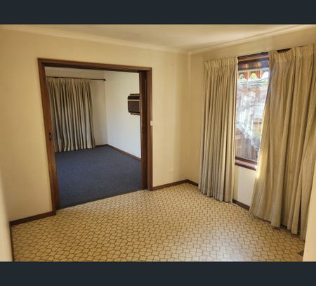 400 English Street, Lavington, NSW 2641 - Photo 2