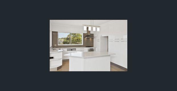 Spacious and Stylish Four-Bedroom Apartment with Harbour Views - Photo 1