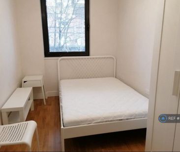 1 bedroom in a flat share to rent - Photo 3
