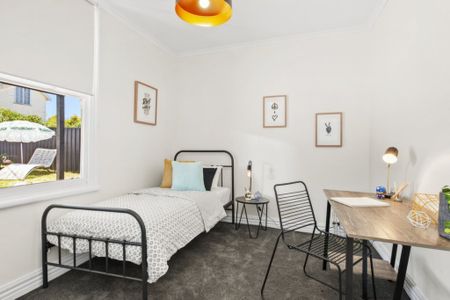 Renovated Delight - Close to Cbd & Train Station - Photo 2