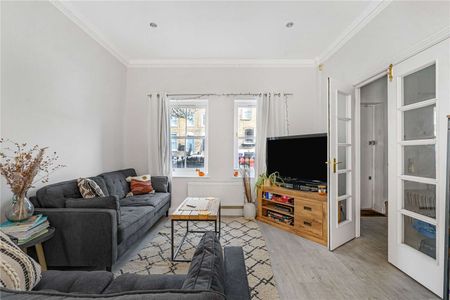 Charming four-bedroom terraced home in the heart of East London. - Photo 4