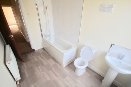 AVAILABLE NOW TWO DOUBLE BEDROOM S DINING ROOM FRONT RECEPTION ROOM GARDEN ON STREET PARKING CENTRAL HEATING - Photo 3