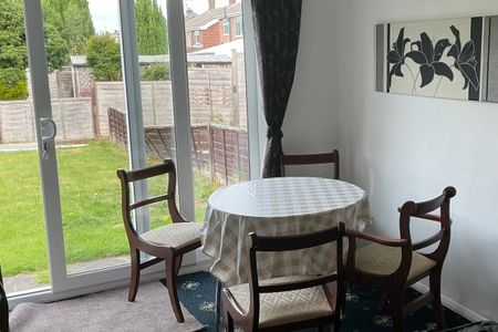 39, Eastfield Crescent - Photo 3