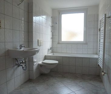 SCHÖNE 3-RAUM Wohnung mit BALKON im Herzen von Chemnitz - Photo 1