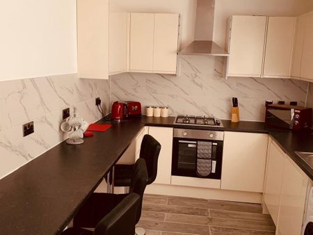 1 bedroom in a house share to rent - Photo 3