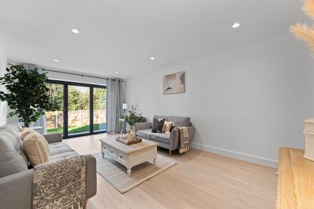 5 bedroom detached house to rent - Photo 2