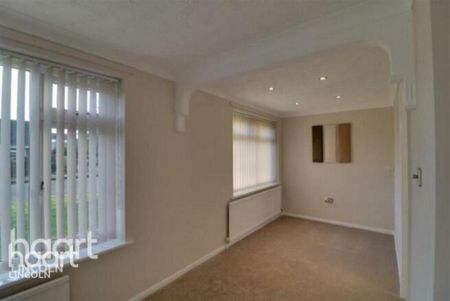3 bedroom detached bungalow to rent - Photo 3