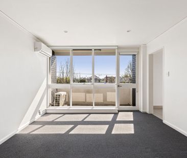 Spacious and Light Filled Apartment - Photo 2