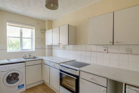 2 bed flat to rent in Maplin Park, Langley, SL3 - Photo 5