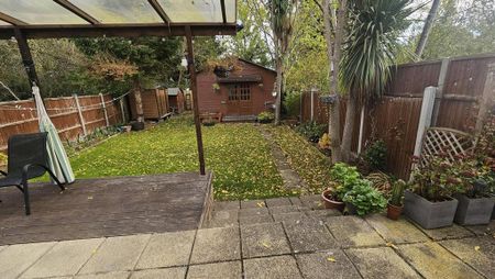 4 bedroom semi-detached house to rent - Photo 2