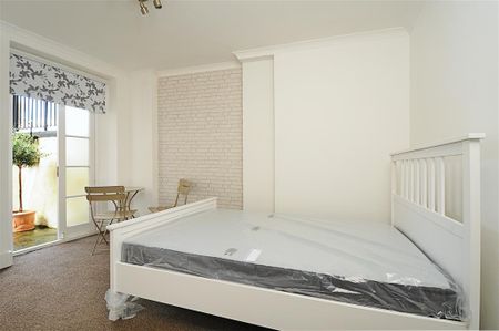 Dewsbury Court - Photo 2