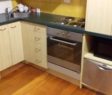 Walk to town, furnished flat with wi fi included - Photo 2