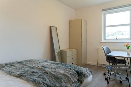 4 bedroom semi-detached house to rent - Photo 4