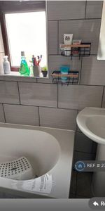 1 bedroom in a flat share to rent - Photo 3