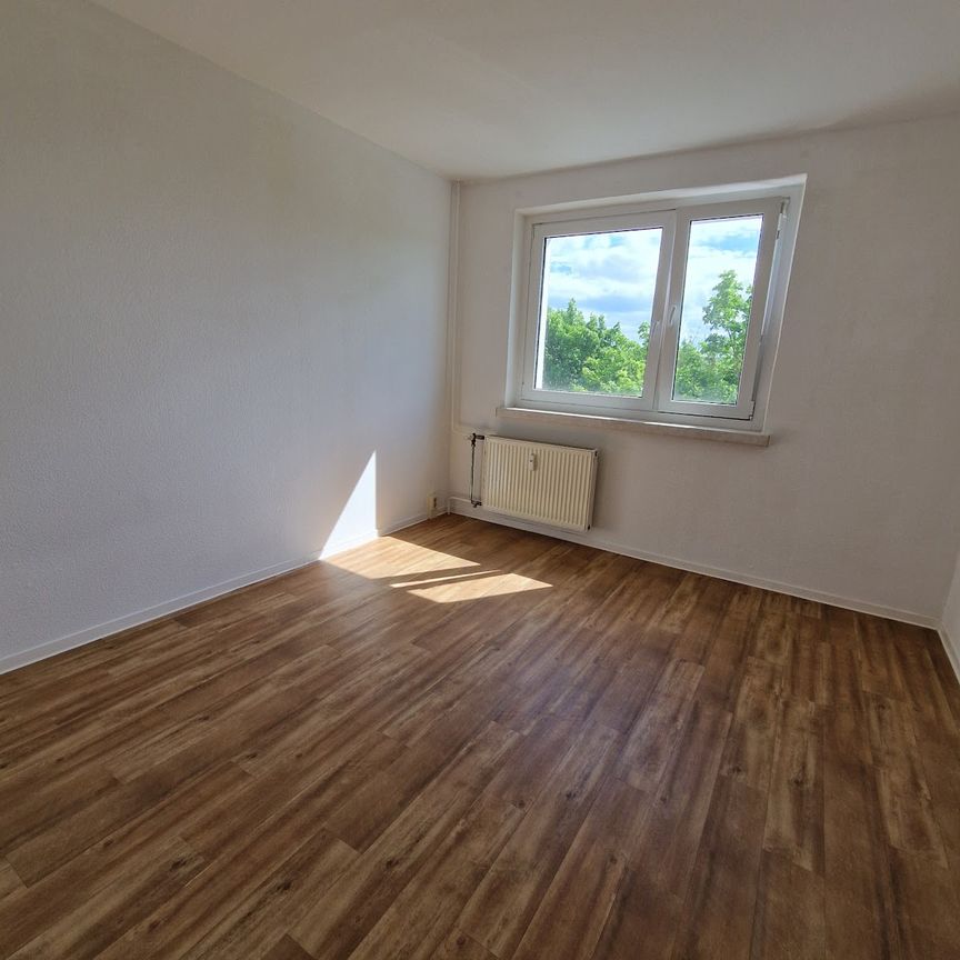 Top Wohnung, drei Zimmer und großer Balkon, ab November mit neuer Einbauküche! - Photo 1