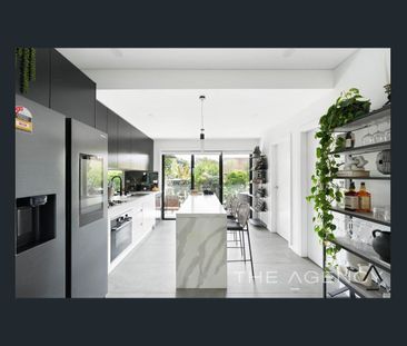 Modern Townhouse in a Boutique Complex - Photo 1