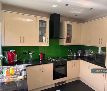 3 bedroom semi-detached house to rent - Photo 6