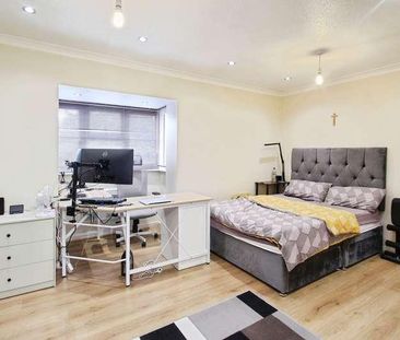 Clarkes Drive, Uxbridge, UB8 - Photo 2