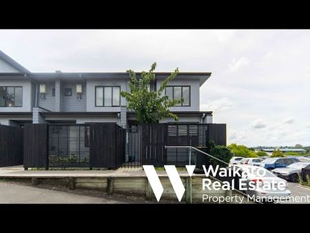 Spacious Three Bedroom End Unit with Kitchen Upgrades - Photo 5