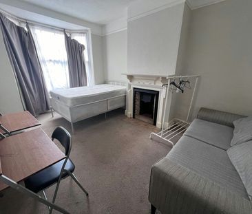 House share to rent on - Photo 1