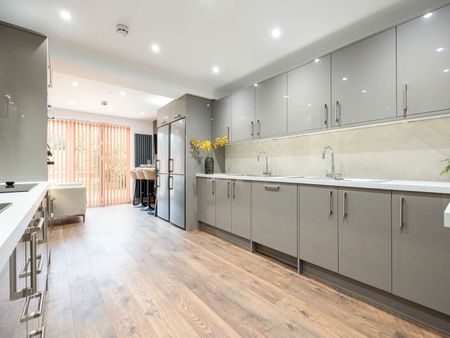 OX Living is proud to present this high-quality 7-bedroom co-living property, perfect for working professionals looking for stylish, stress-free living. Room 4 - Photo 3