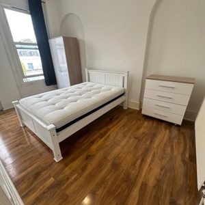2 Bed Flat, Lewisham Way, SE14 - Photo 2