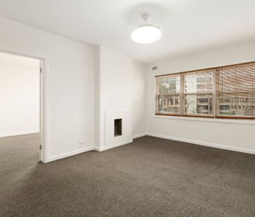 Spacious Two Bedroom Living Opposite Albert Park Lake - Photo 3