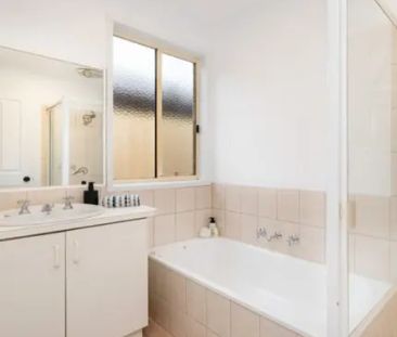 Charming Single-Level Home in a Prime Bayside Location - Photo 5