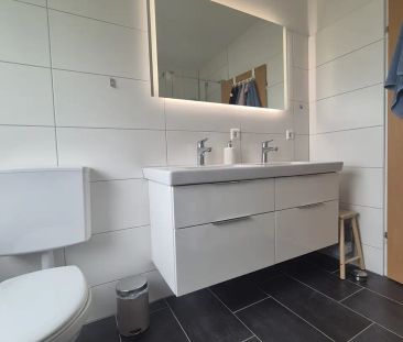 Helle 3,5-Zimmer-Wohnung mit großem Balkon, Gartenanteil und Garage... - Photo 1