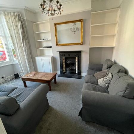 Room in a Shared House, Harberson Road, SW12 - Photo 2