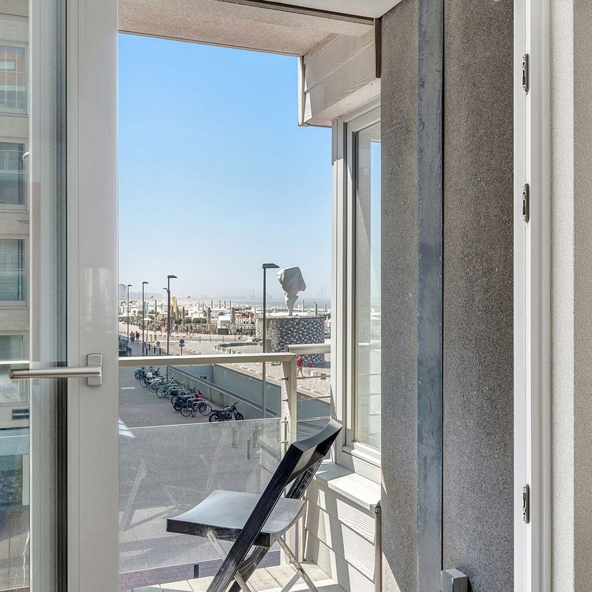 Mooi gemeubeld zonnig 2 slaapkamerappartement hoekappartement met zeezicht aan het Rubensplein met dubbele garagebox inbegrepen. - Photo 1