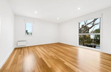 Stunning Family Residence With the Ultimate "Wow" Factor - Photo 3