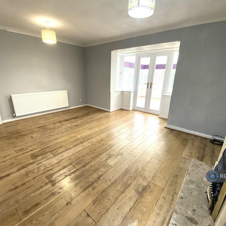 4 bedroom detached house to rent - Photo 1