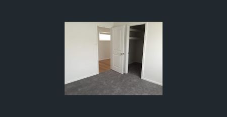 Stunning Three Bedroom Town House - Photo 3