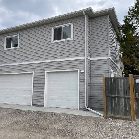 2 bedroom carriage house w/ 3 car heated garage - Photo 3