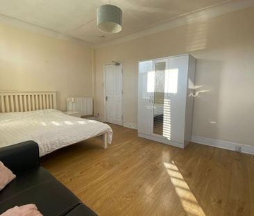 4 bedroom flat to rent - Photo 2