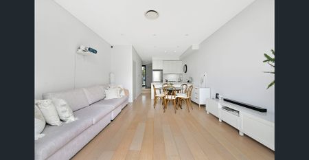 Sun-Filled Terrace-Style Home in the Heart of Beverly Hills - Photo 2