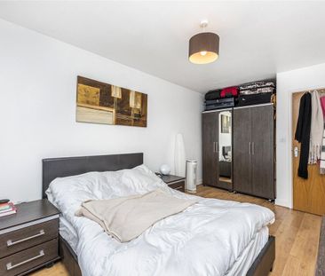 1 bedroom in Blackwall Way - Photo 3