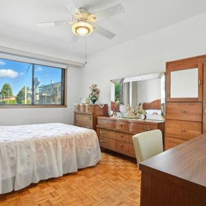 Grand rez de chaussée et sous sol dans un quadruplex a st Leonard Grand 12 et demi près de tous les services 4 chambres fermées 2 balcon autoroute, - Photo 2