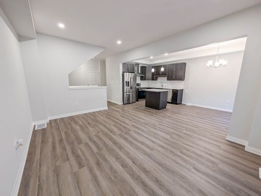 3 Bedroom Townhouse in Niagara Falls! - Photo 1