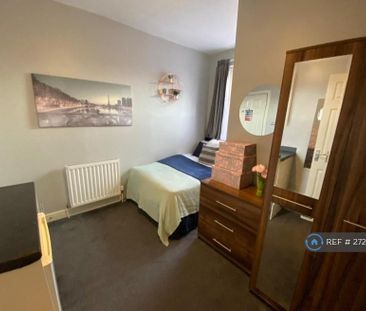 1 bedroom in a house share to rent - Photo 2