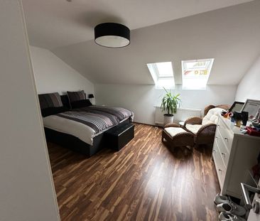 Sanierte 4-Zi.-Dachgeschosswohnung mit Balkon direkt am Schlosspark! - Photo 1