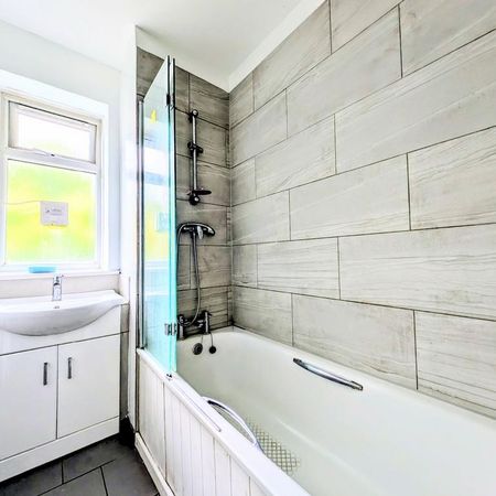 3 bedroom flat to rent - Photo 3