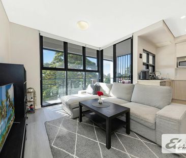 North Facing Modern Apartment - Photo 2