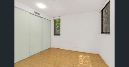 Ground Floor Apartment with Courtyard in the Heart of Majors Bay - Photo 2